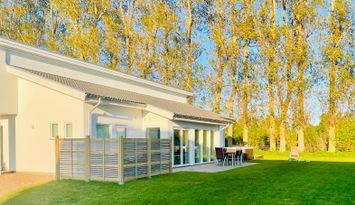 Härlig strandnära villa i Båstad, spabad & naturvy