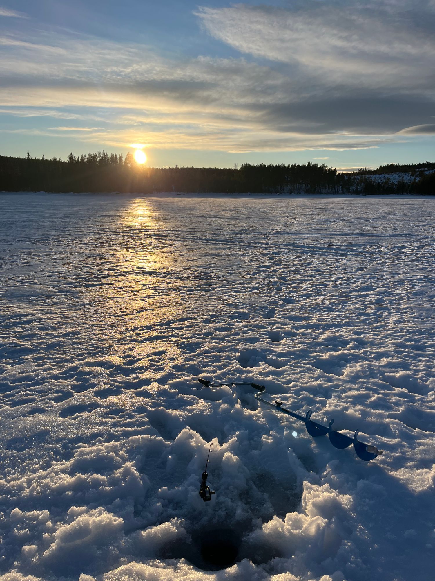 Rejäl off‑grid timmerstuga vackert belägen vid sjö – bild 23 av 23