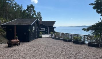 Unik timmerstuga vid Vänerns strand