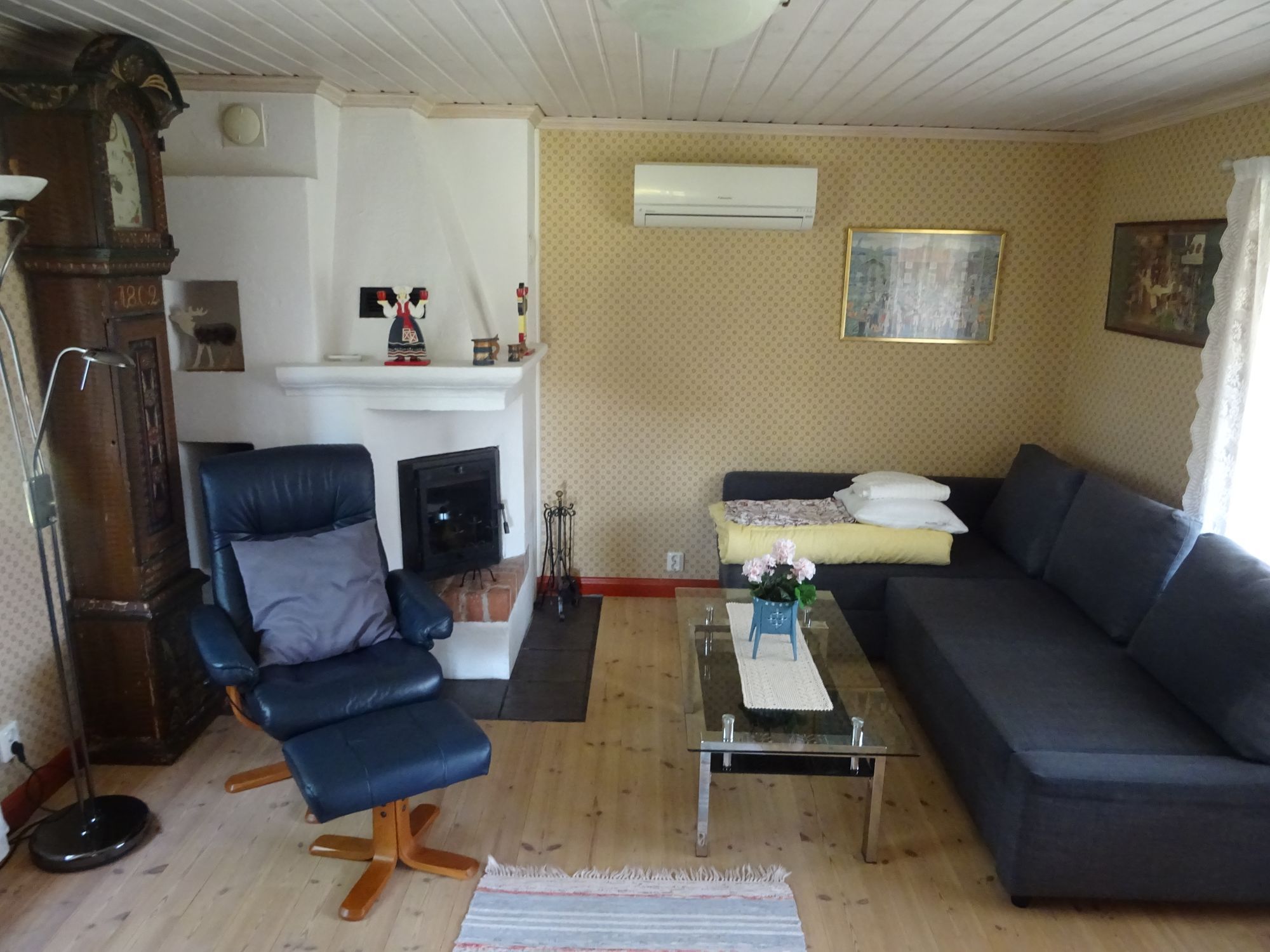 Mysig timmerstuga vid Siljans strand – bild 5 av 13