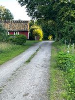 Charmig stuga i genuin och naturskön miljö