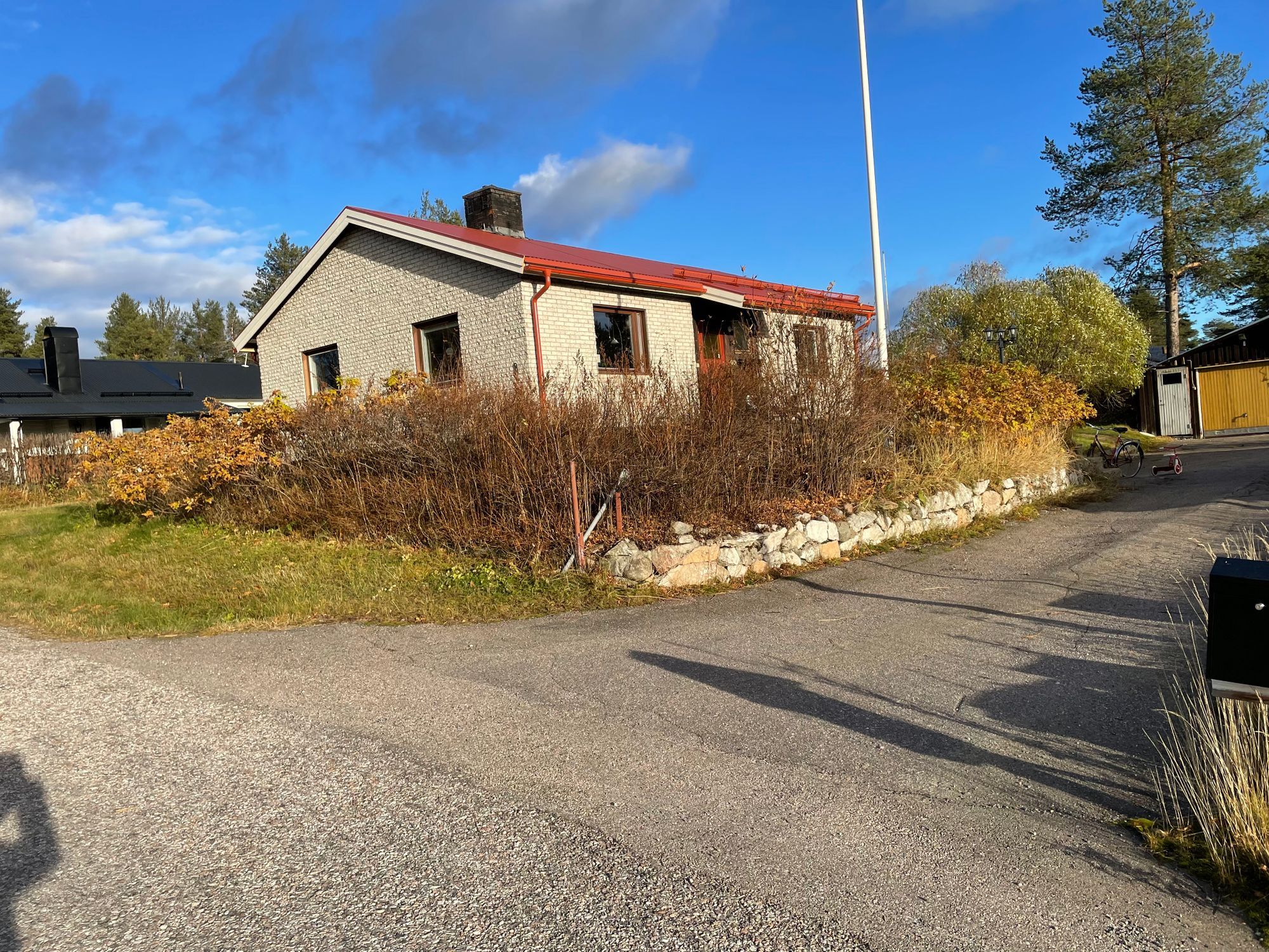 Hus i centrala Jokkmokk, med utsikt mot solnedgång – bild 20 av 20