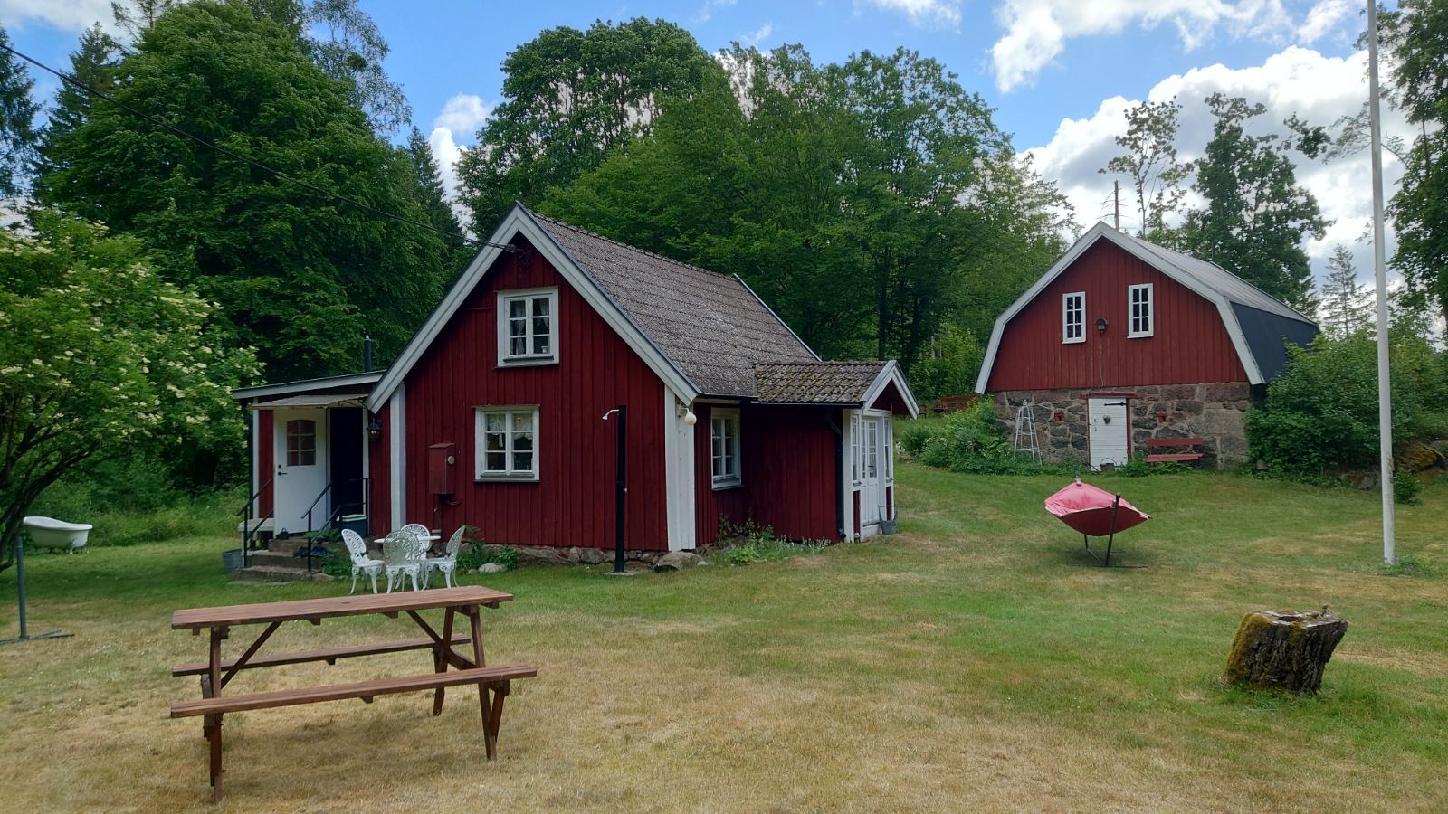 Stuga i idyllisk skogsmiljö – bild 2 av 24