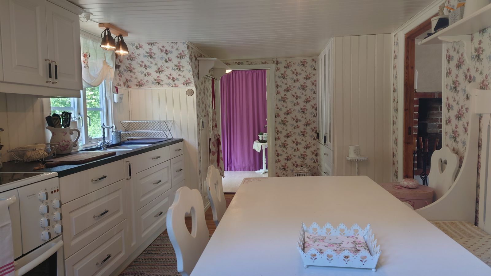 Stuga i idyllisk skogsmiljö – bild 15 av 24