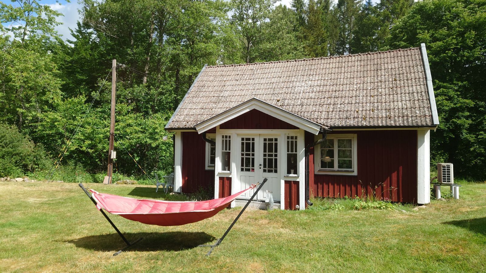 Stuga i idyllisk skogsmiljö – bild 3 av 24