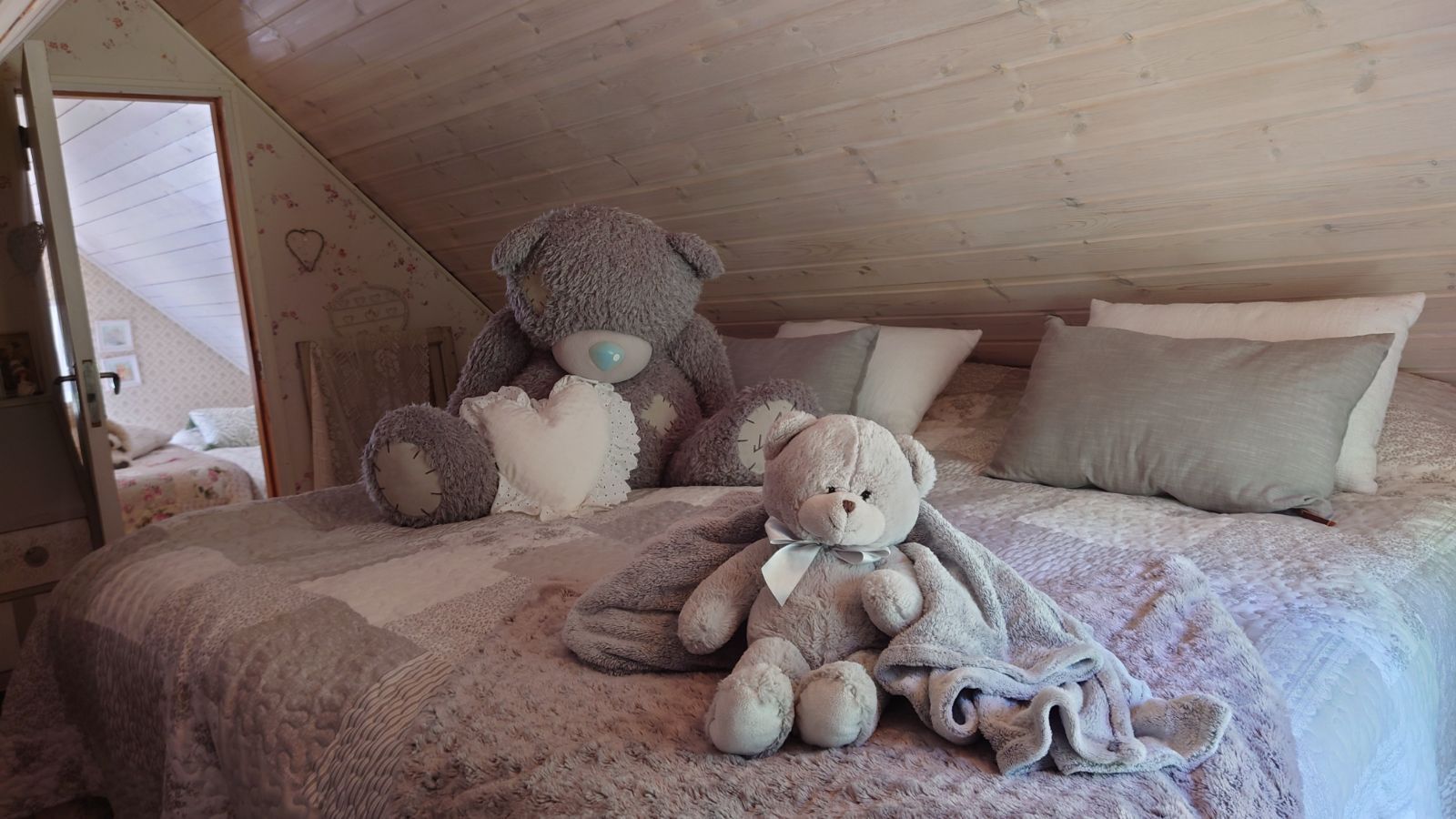 Stuga i idyllisk skogsmiljö – bild 19 av 24