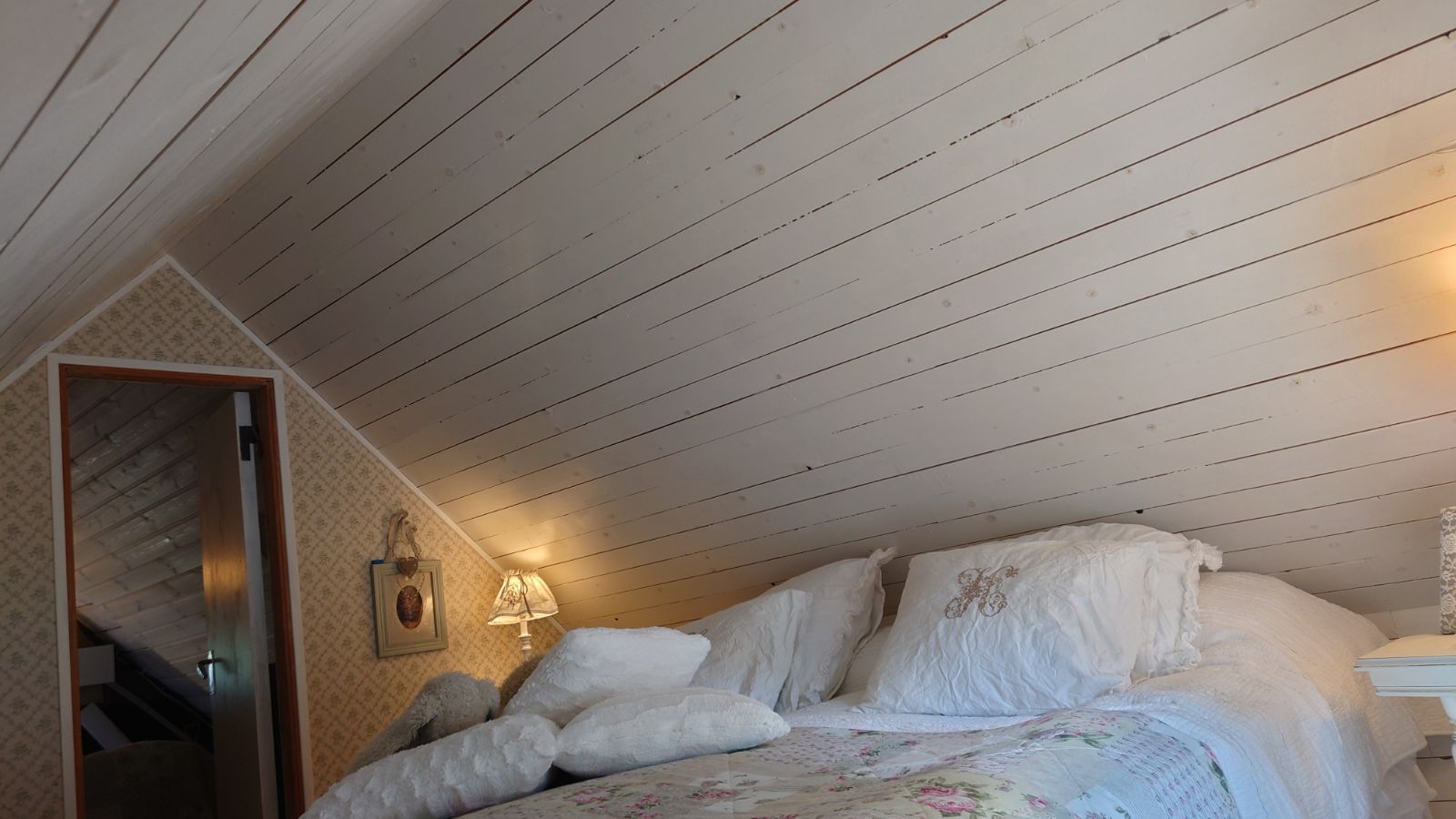 Stuga i idyllisk skogsmiljö – bild 18 av 24