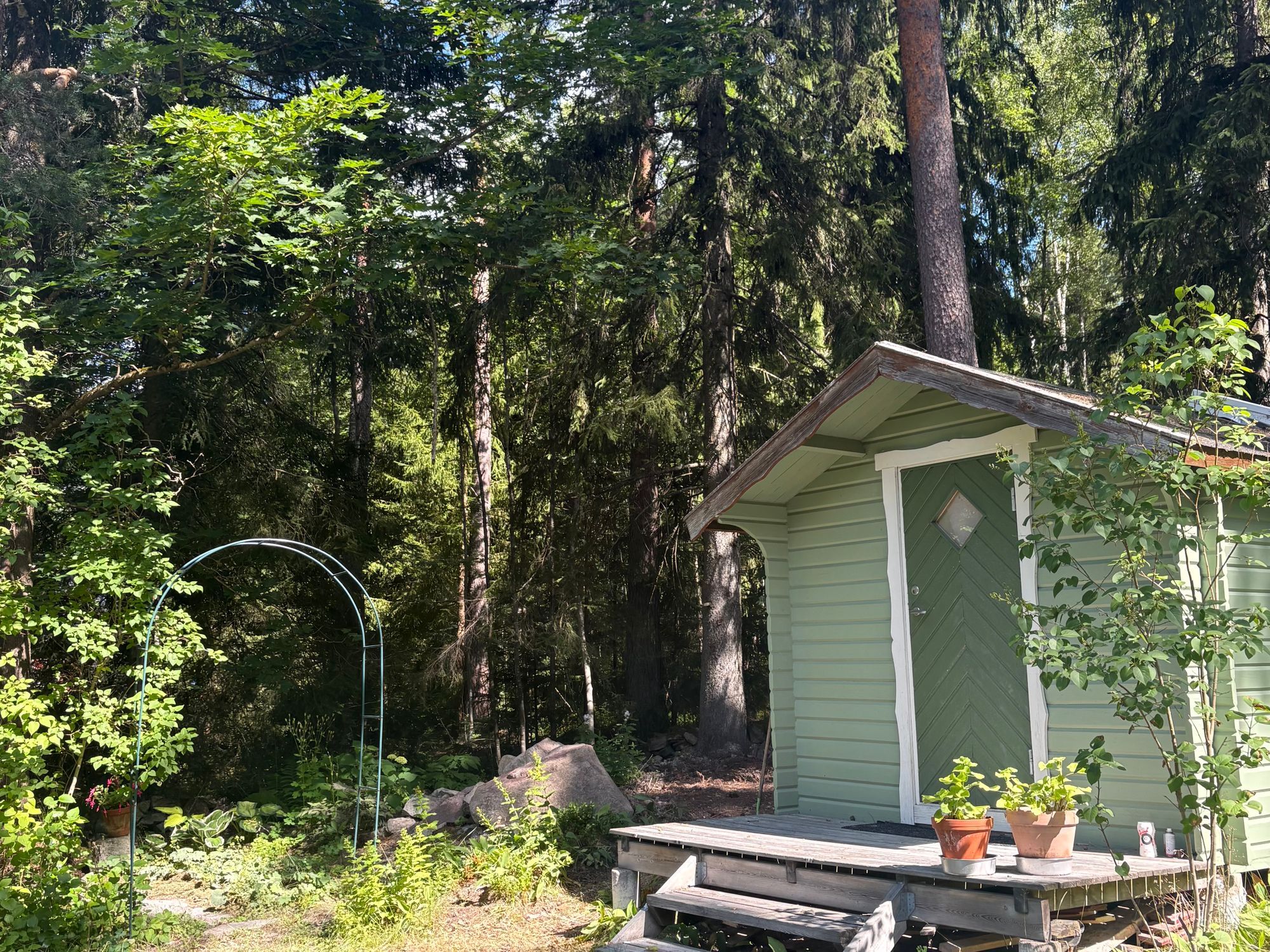 Ombyggt kapell – skogstomt med egen bastu – bild 4 av 14