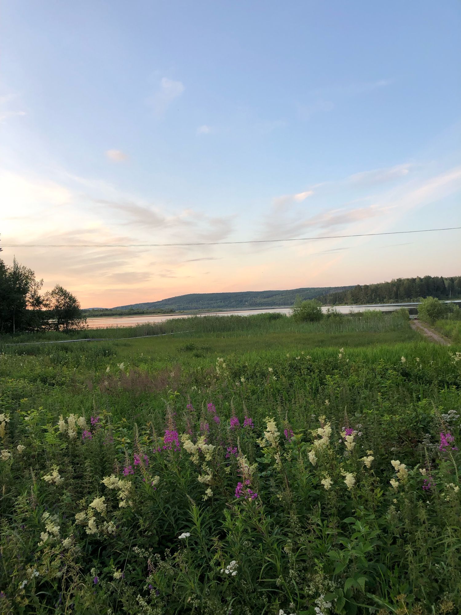 Stuga vid vattnet med egen bastu – bild 3 av 17