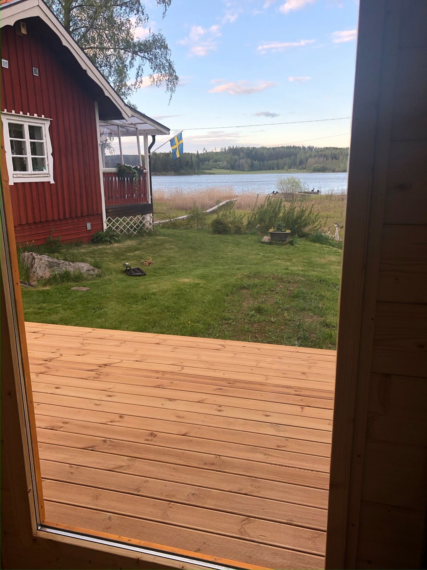 Stuga vid vattnet med egen bastu – bild 8 av 17