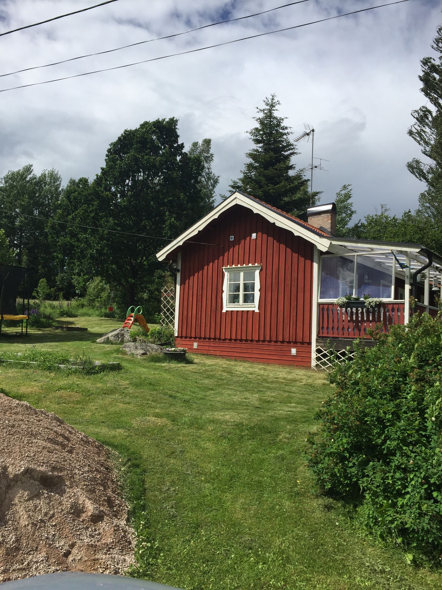 Stuga vid vattnet med egen bastu – bild 4 av 17