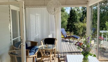 Mysig stuga nära Grisslehamn, klippor och strand