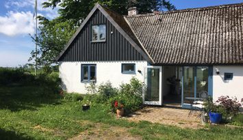 Fyrlängad gård mitt på Österlen