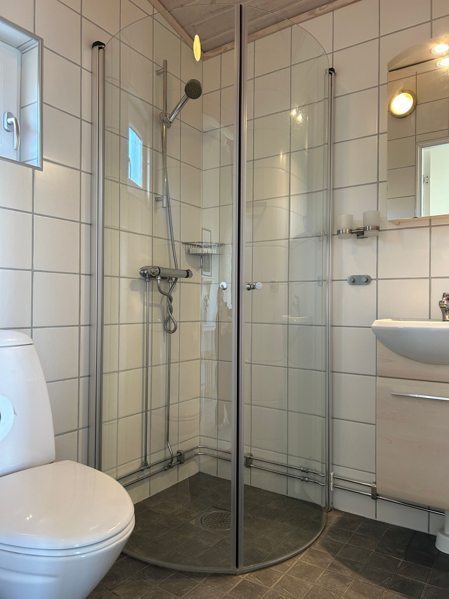 Makalöst vackert beläget fritidshus med gäststuga – bild 12 av 13