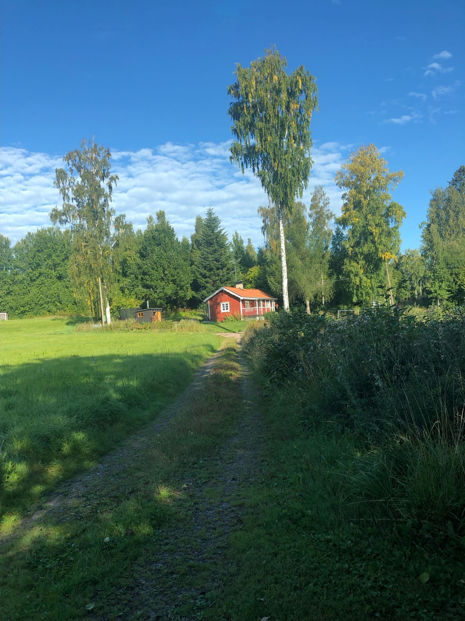 Stuga vid vattnet med egen bastu – bild 2 av 17