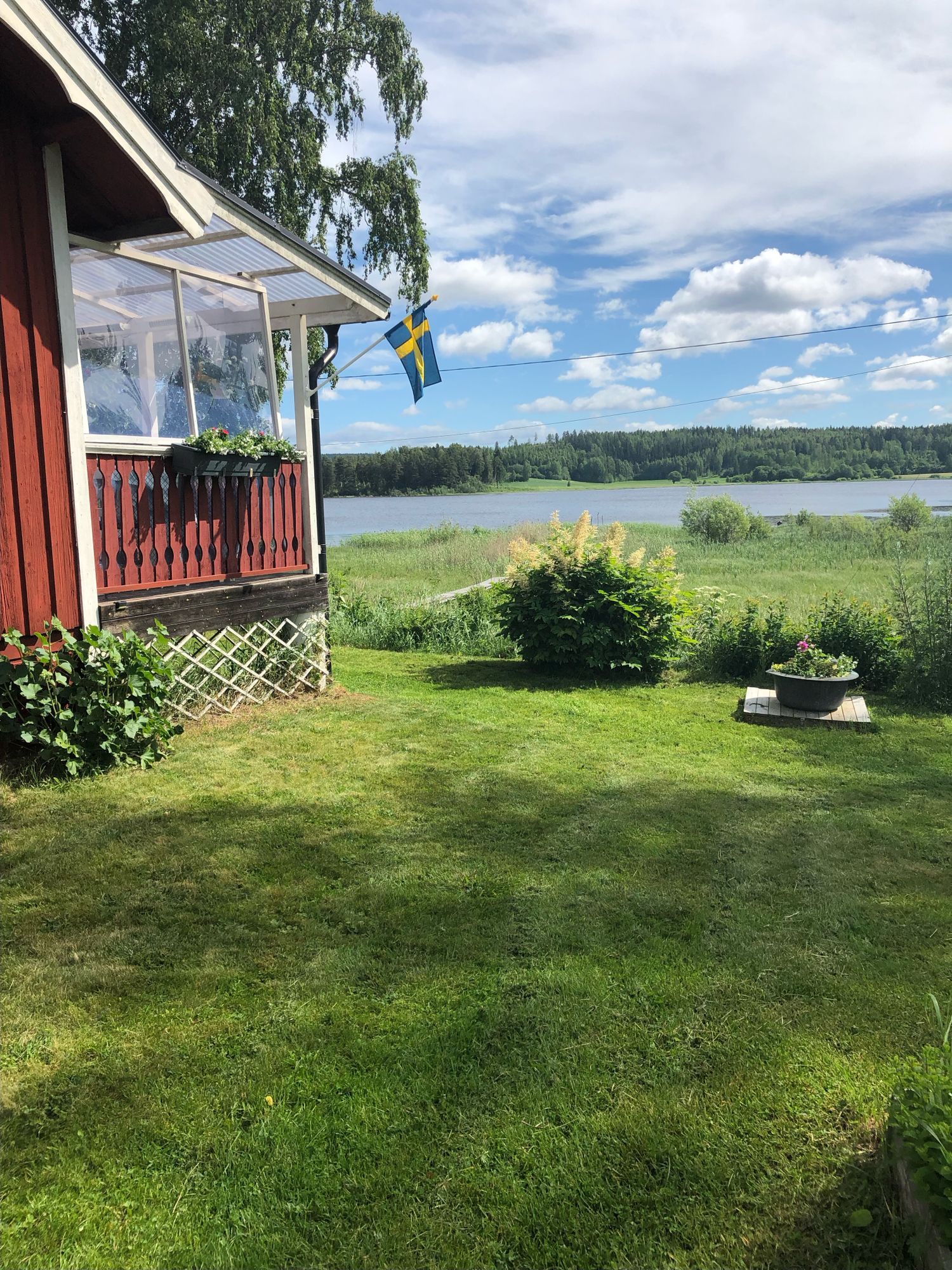 Stuga vid vattnet med egen bastu – bild 7 av 17
