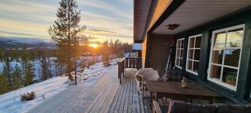 Mysig stuga med fin utsikt över sjö och fjäll
