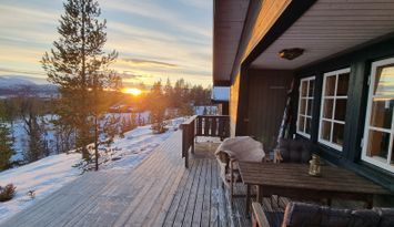 Mysig stuga med fin utsikt över sjö och fjäll