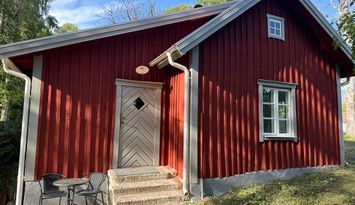 Charmig nyrenoverad stuga i grönskan i Skövde