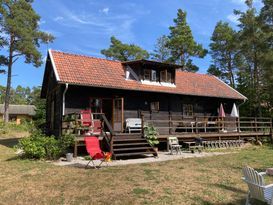 Trivsamt bulhus i Valleviken på norra Gotland