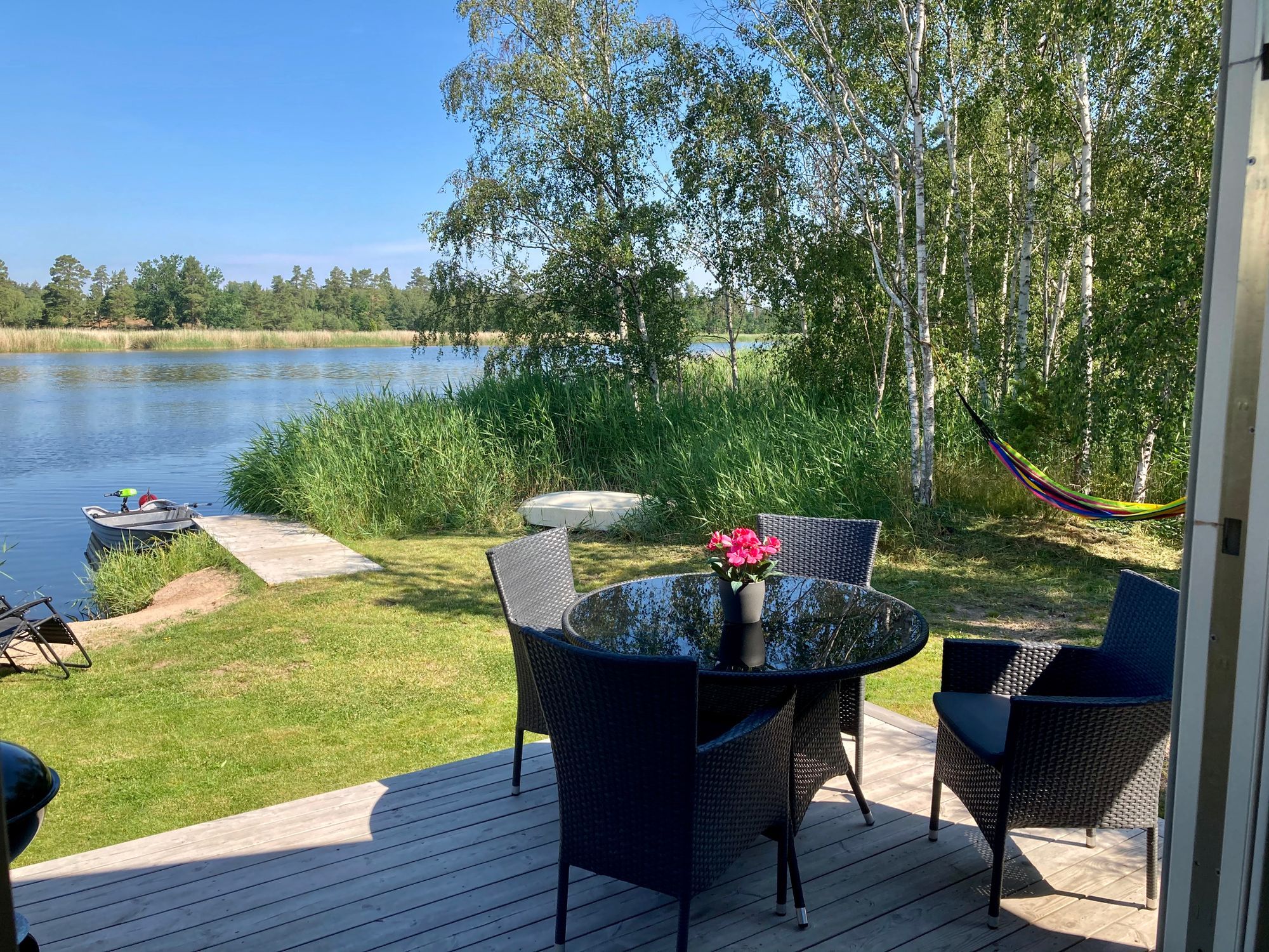 Strandstuga, egen sjötomt, sandstrand,brygga o båt – bild 3 av 24