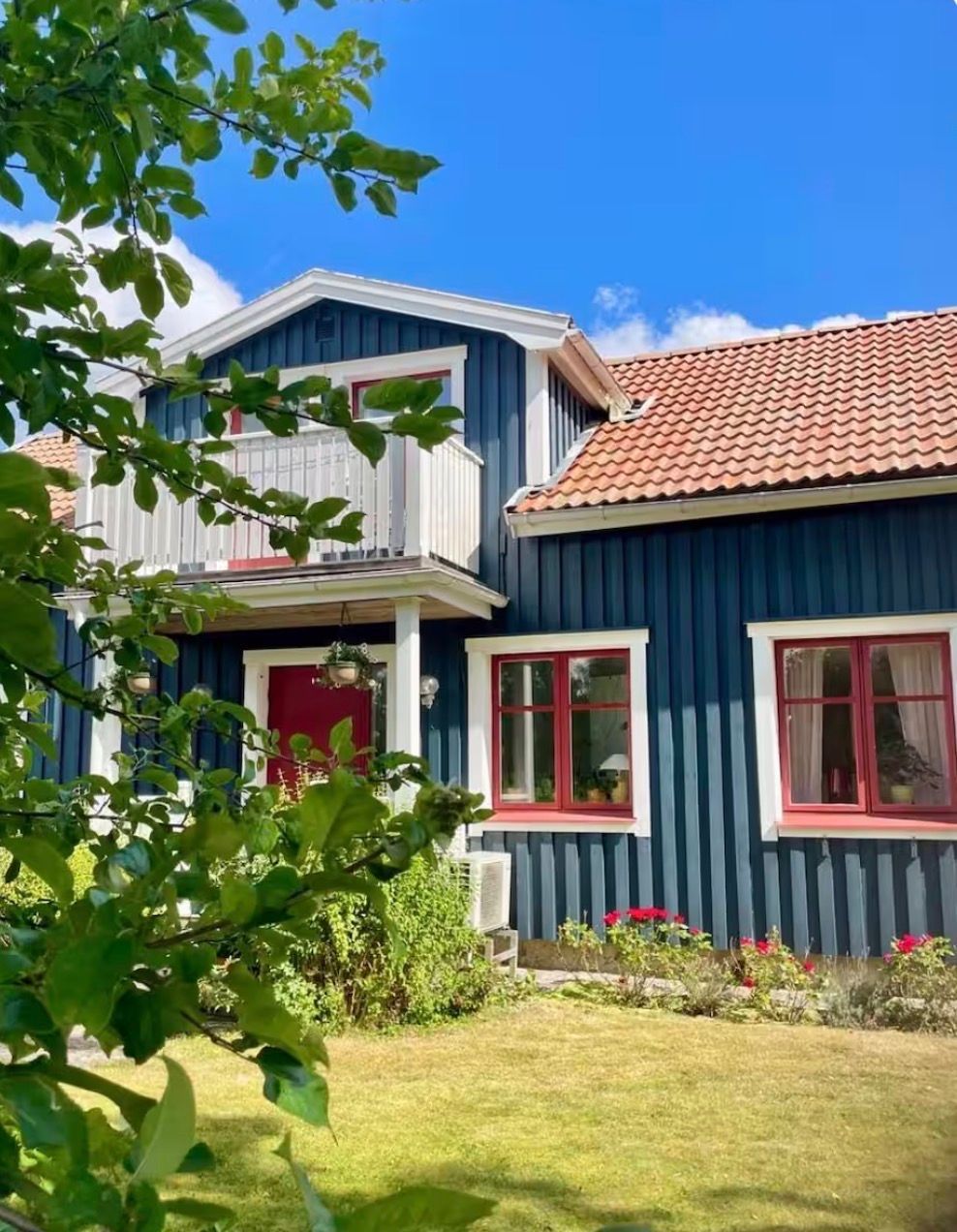 Mysigt hus i kyrkby nära Vänern