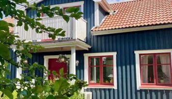 Mysigt hus i kyrkby nära Vänern