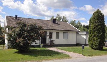 Solig stuga vid Höga Kusten