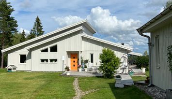 Hus och gästhus på en villatomt med sjöutsikt