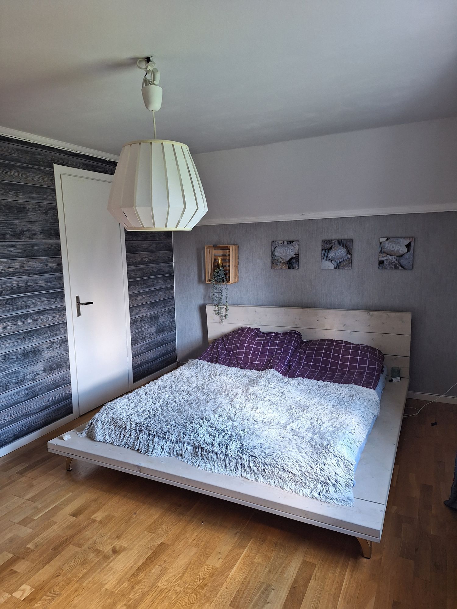 Mysig enskild gård med stora grönytor – bild 12 av 16