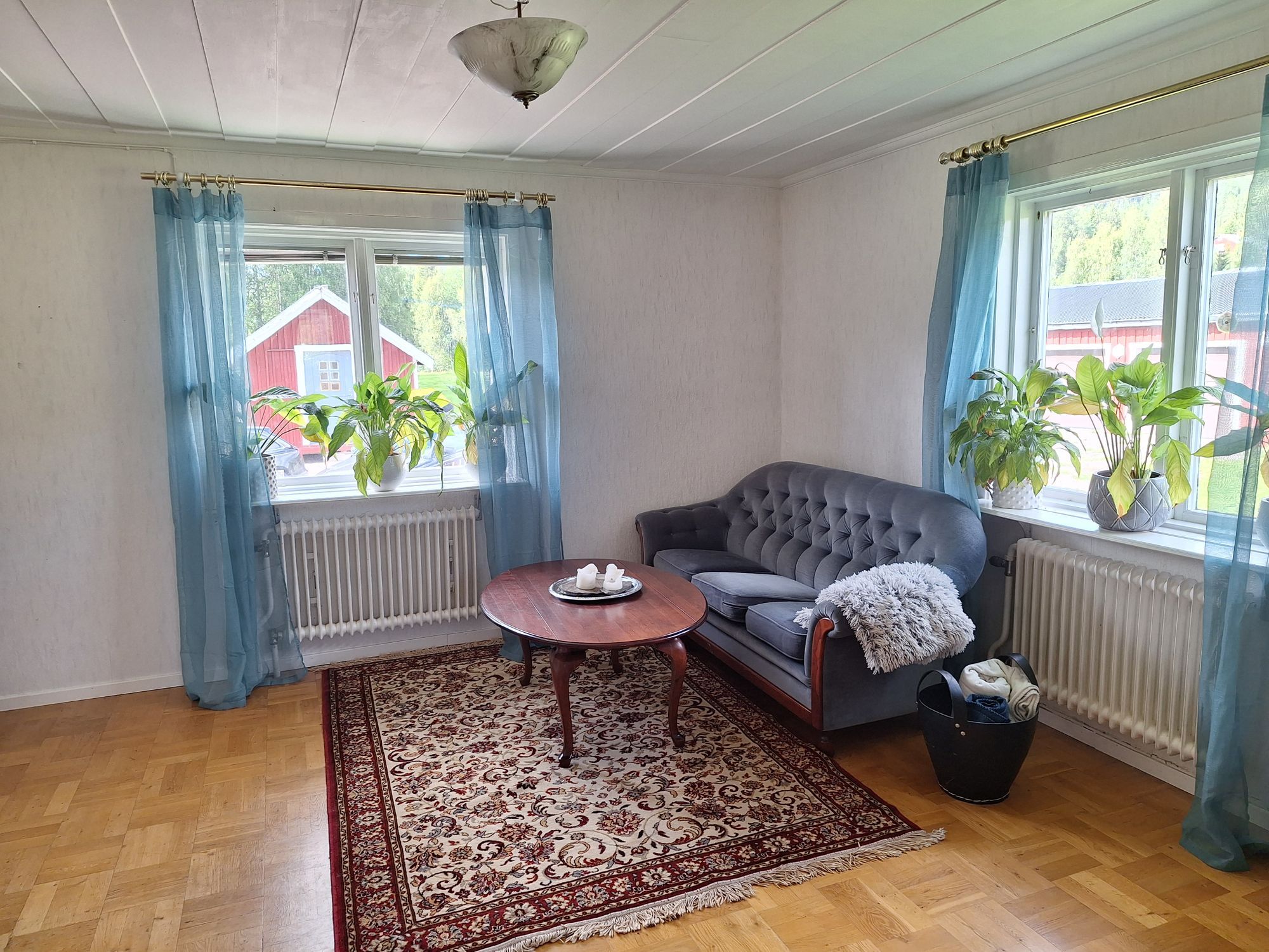 Mysig enskild gård med stora grönytor – bild 6 av 16