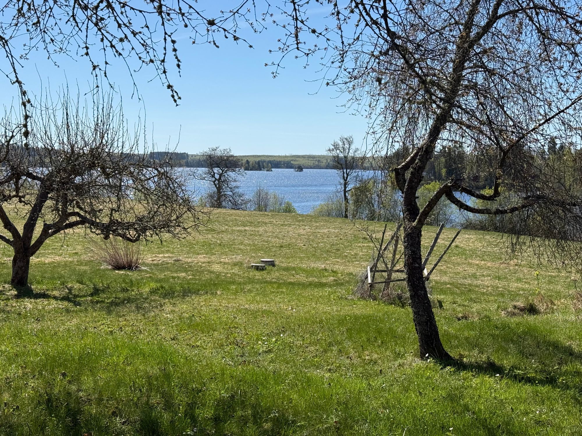Gård vid sjö med egen bad & båtplats – bild 22 av 24