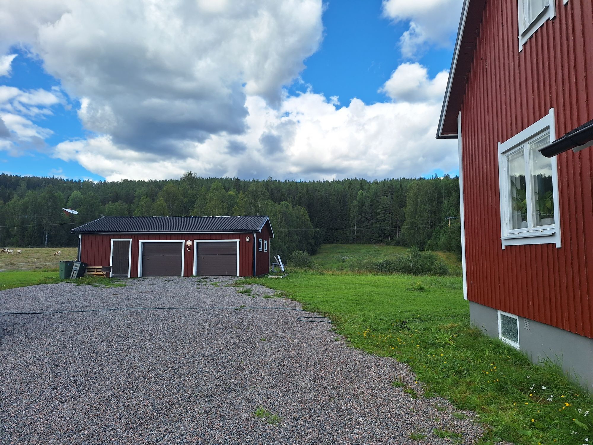 Mysig enskild gård med stora grönytor – bild 7 av 16