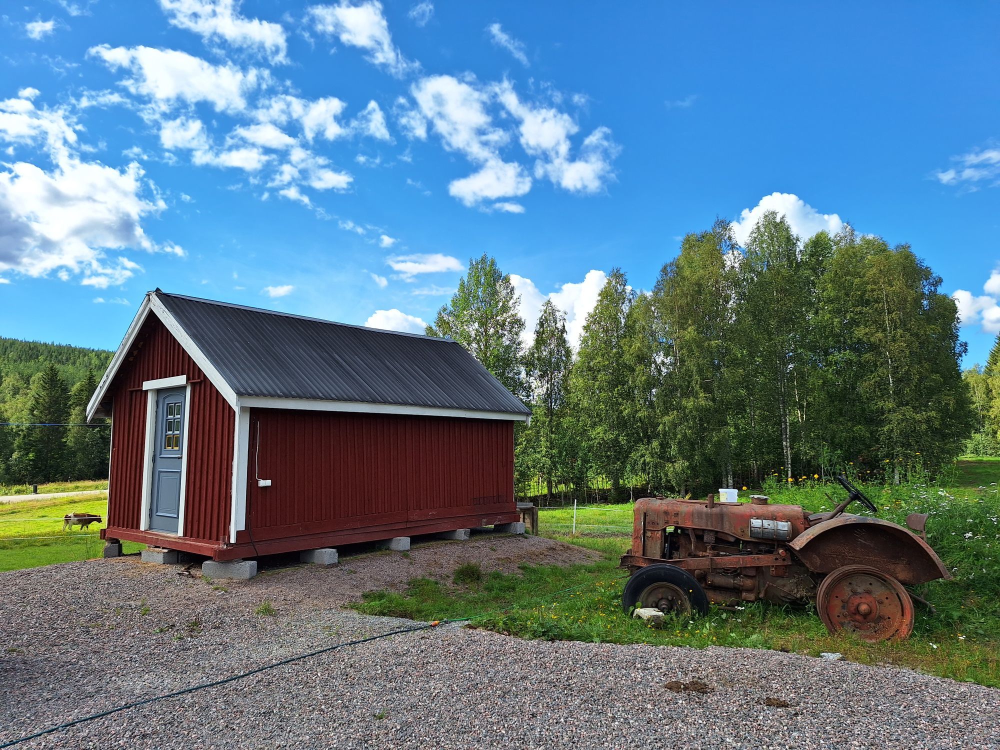 Mysig enskild gård med stora grönytor – bild 8 av 16