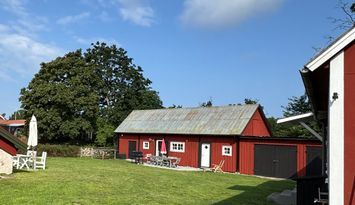 Charmigt sommarboende mitt i Böda med 1400kvm tomt
