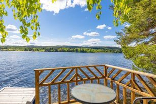 Nyrenoverad stuga med egen brygga