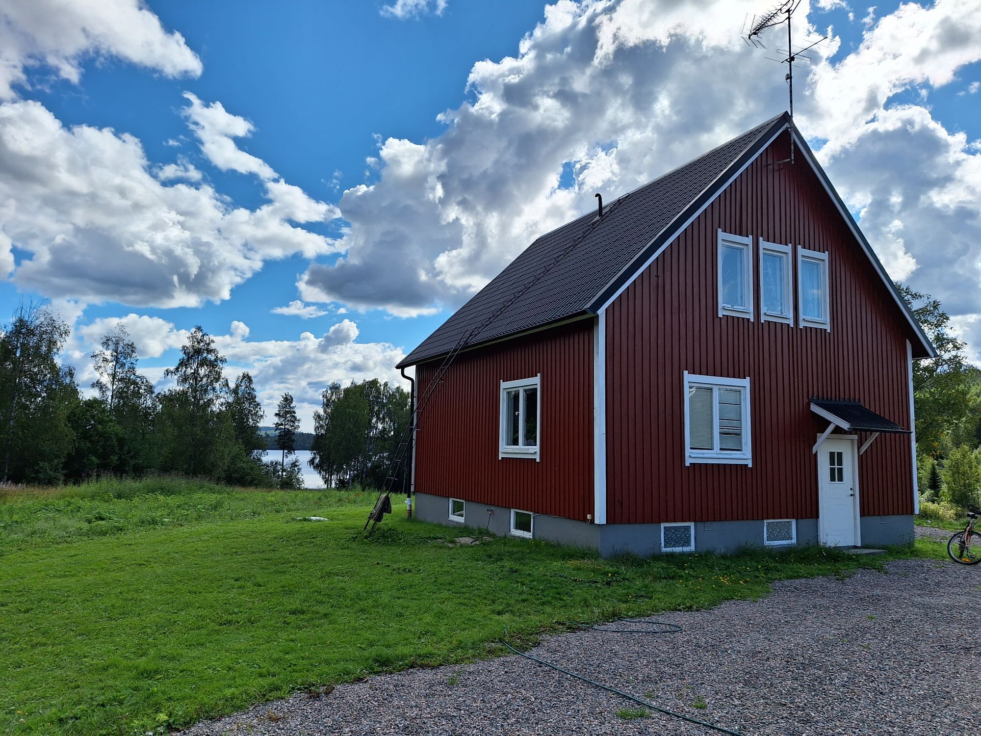 Mysig enskild gård med stora grönytor – bild 2 av 16