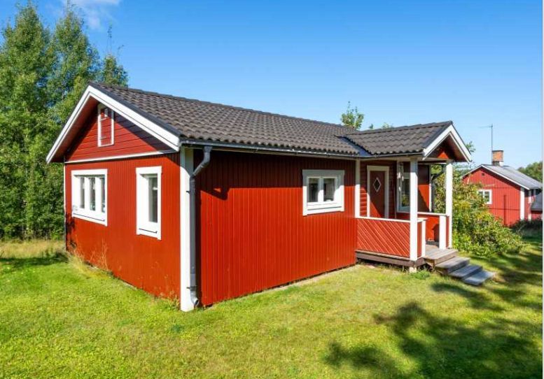 Stuga mitt i en skogsidyll