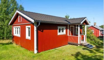 Stuga mitt i en skogsidyll