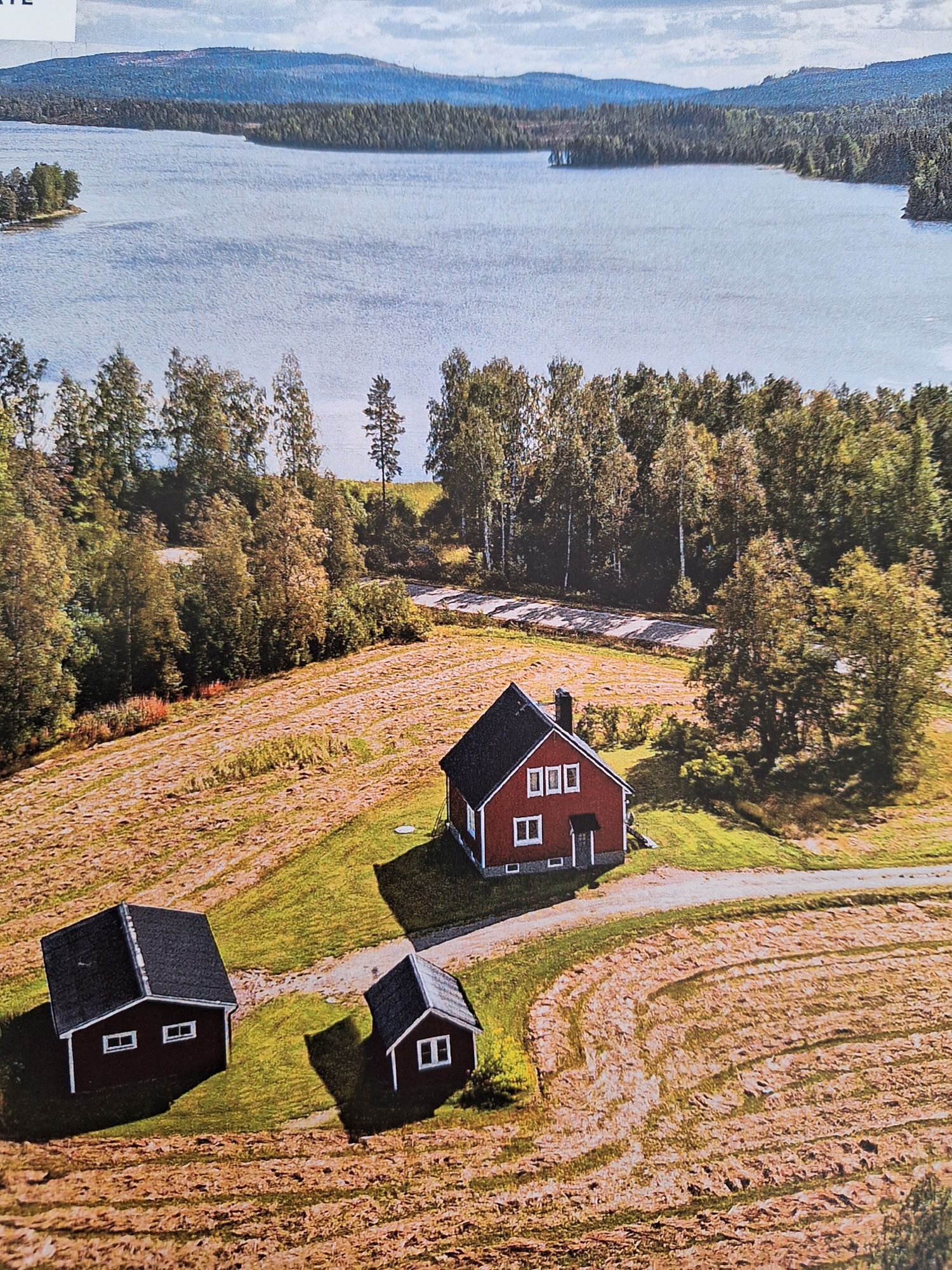 Mysig enskild gård med stora grönytor