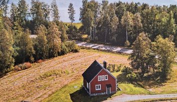 Mysig enskild gård med stora grönytor