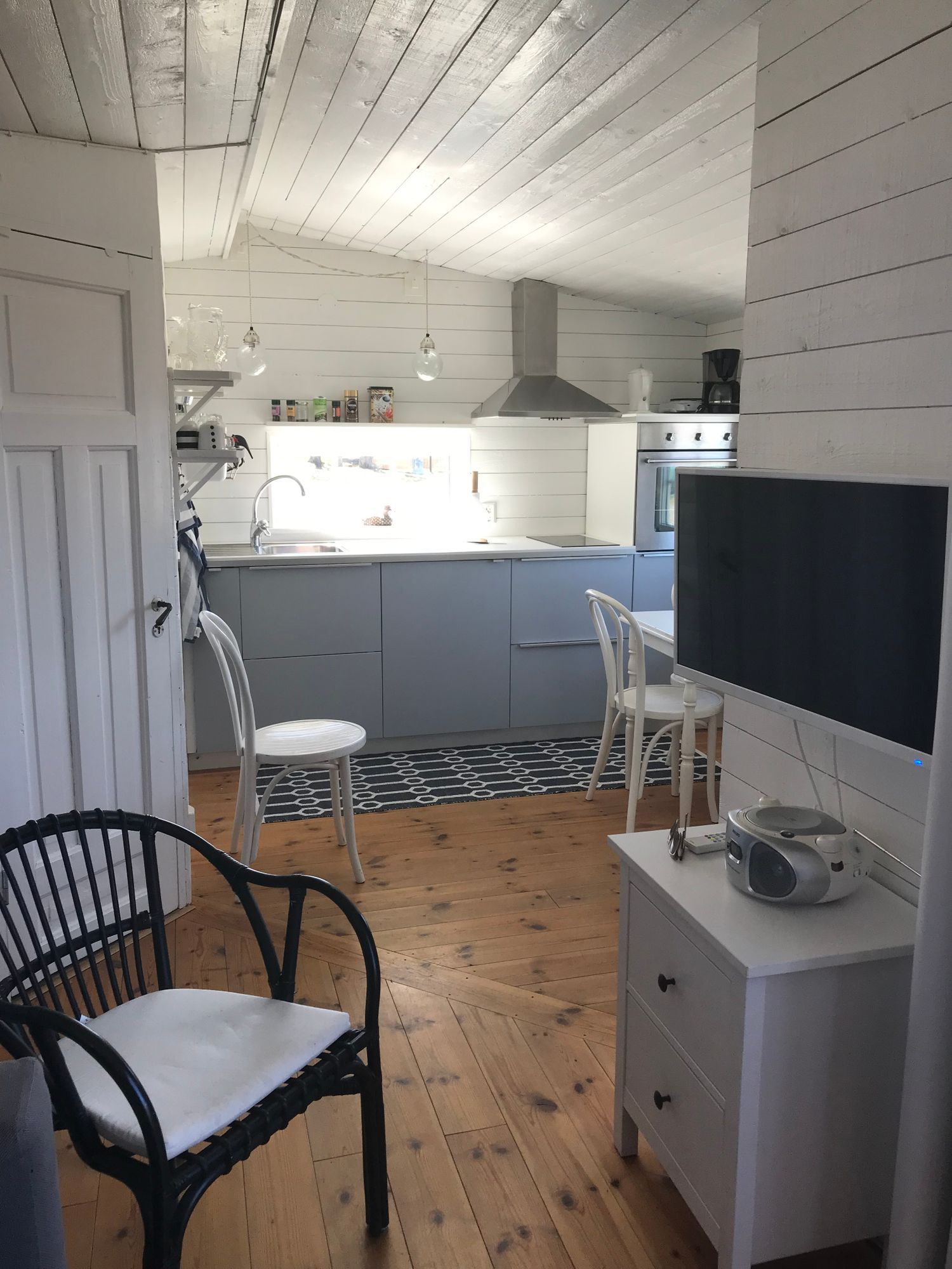 Sjönära stuga med sjöutsikt – bild 5 av 7
