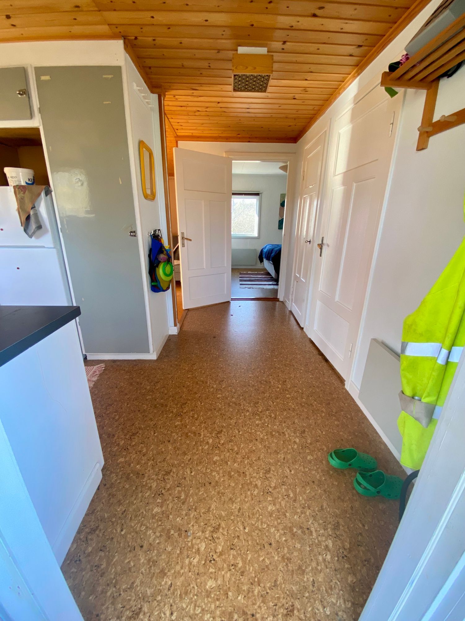 Stuga mitt i en skogsidyll – bild 8 av 9