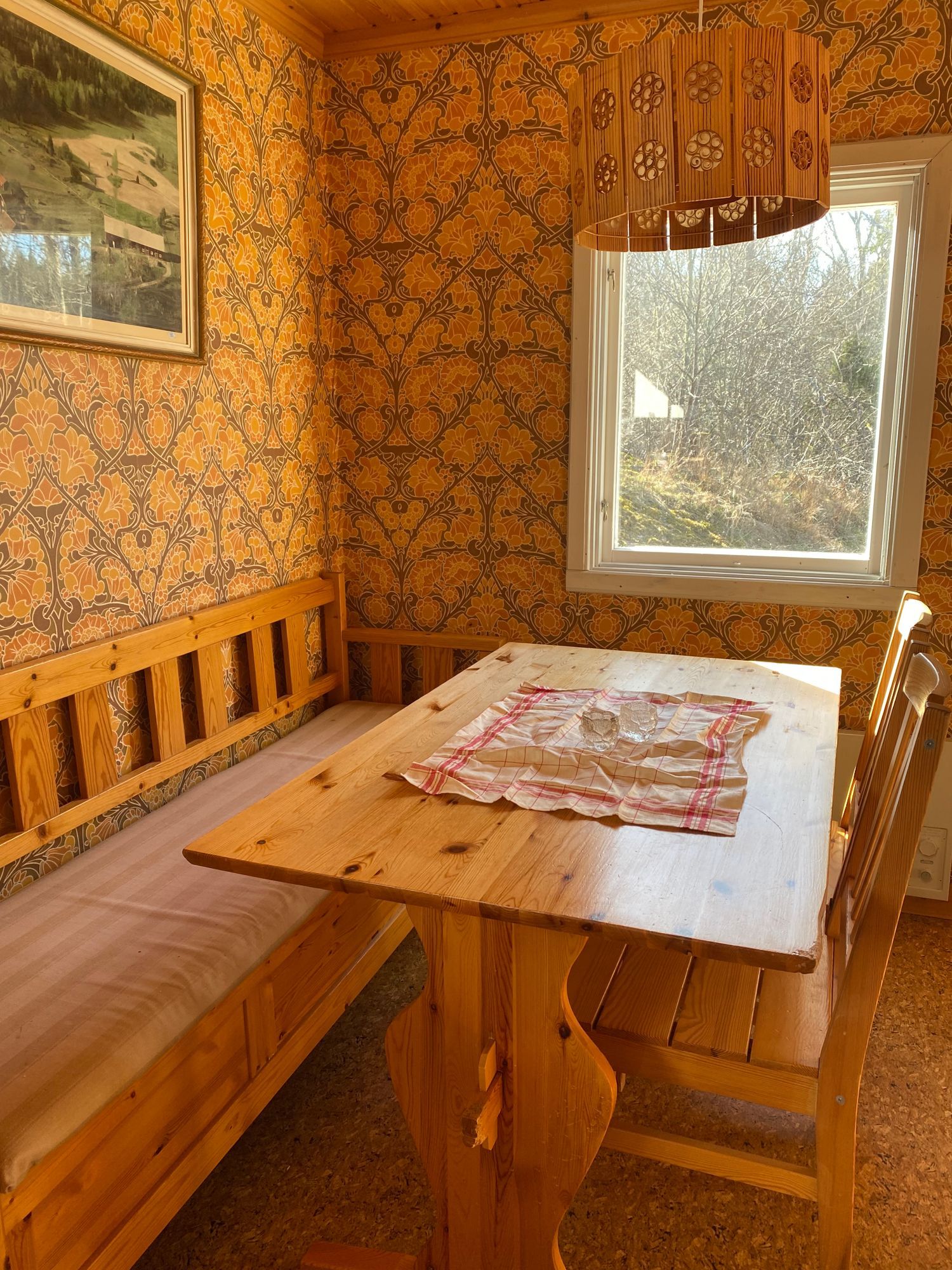 Stuga mitt i en skogsidyll – bild 3 av 9