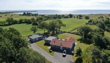 Två moderna stugor med havsutsikt – 18 bäddar