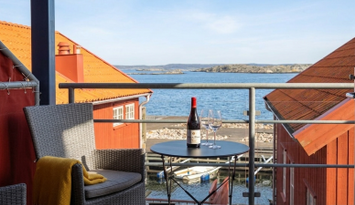 Havsutsikt och dopp i solnedgången på Käringön