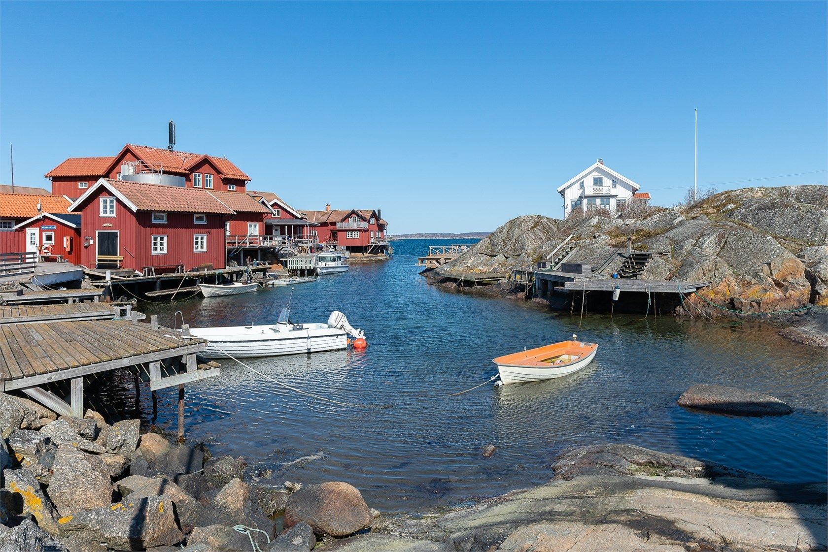 Havsutsikt och dopp i solnedgången på Käringön – bild 11 av 24