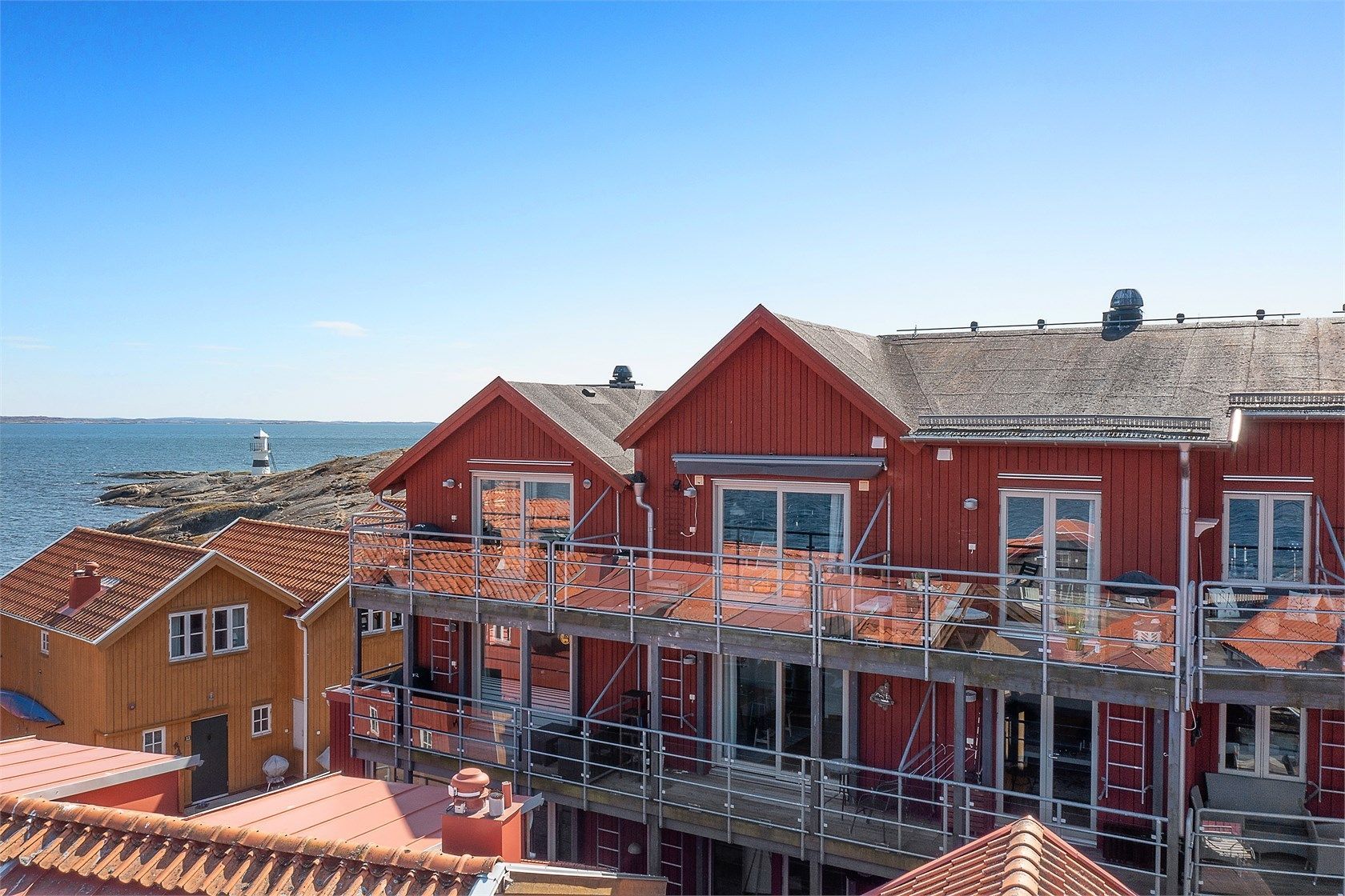 Havsutsikt och dopp i solnedgången på Käringön – bild 4 av 24