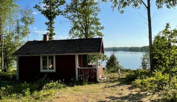 Mysig stuga vid vackra Tolgsjön