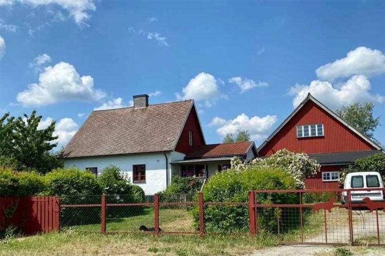 separat gästrum i hus på landet – bild 2 av 11